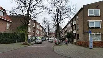 Inkijk Jennerstraat vanaf Robert Kochplantsoen (januari 2020)