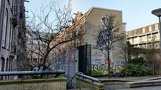 Oneven zijde van de Lepelstraat met muurschildering (januari 2020)