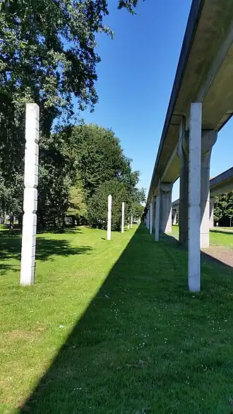 De totems naast de pilaren van Bijlmerdreefmetrobrug (augustus 2020)