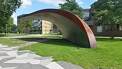 Een deel van Tussentijd met daaronder de restanten van het bolwerk, 2020