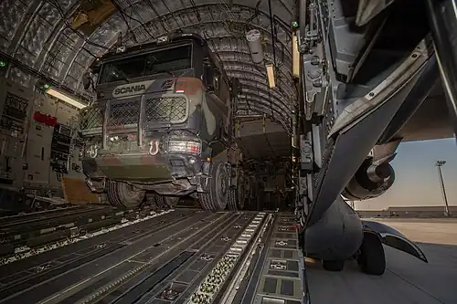 Scania WLS met pantserpakket wordt beladen in een C-17 Globemaster van de Heavy Airlift Wing (HAW),