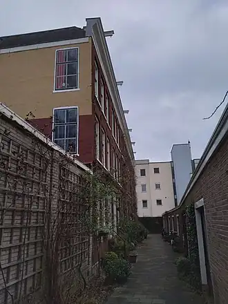 Johannapark 1-6, Amsterdamachtergrond: de pastelkleurige bouwvoorgrond: muurschildering (februari 2021)