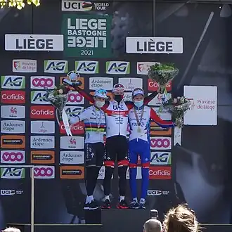 Winnaar Tadej Pogačar op het podium