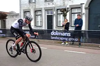 Pogačar rijdt solo naar de finish