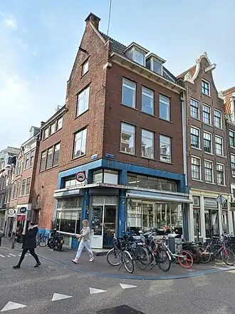 Filiaal aan de Haarlemmerdijk (1937) in Amsterdam (2023)