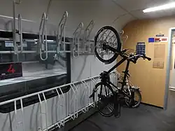 Ligrijtuig BDcm met plaats voor 20 fietsen, in de zomermaanden