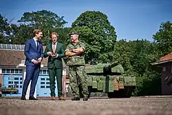 Minister van Defensie Ruben Brekelmans, staatssecretaris Gijs Tuinman en Commandant der Strijdkrachten Generaal Onno Eichelsheim op de Bernhardkazerne tijdens de presentatie van de Defensienota 2024.