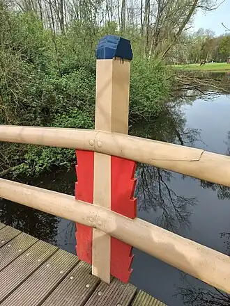 Pyloon van brug 558 met houtbewerking (april 2024)