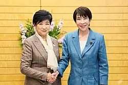 Taikaichi en de gouverneur van Tokio, Yuriko Koike.
