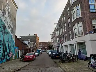Robijnstraat naar het zuiden gezien (2025)links de muurschildering uit 2025