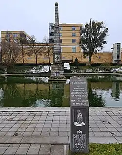 Obelisk en restauratiezuiltje, gezien vanuit het noorden
