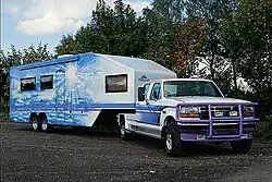 Ford F-900 met caravanoplegger