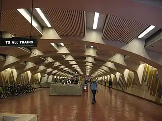 De verdeelhal boven het perron