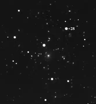 Bellona (met pijl "28", magnitude +11,8) gefotografeerd door een 610 mm telescoop.