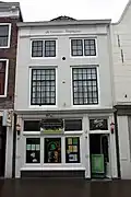 Huis met gepleisterde lijstgevel