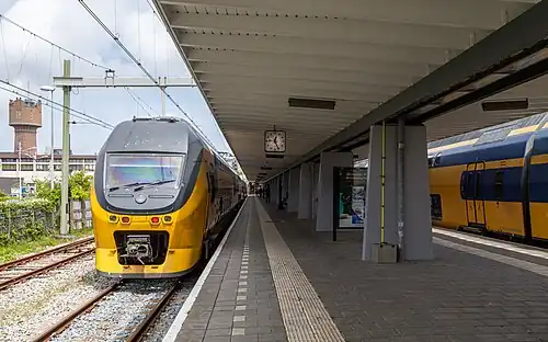 Dubbeldekstreinen (VIRM) in het station