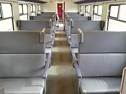 Het paarse interieur van Plan V, tweede klas