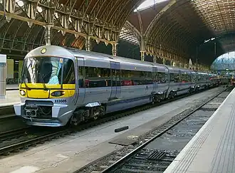Een vijf wagons tellende Class 332 van Heatrow express in het Station London Paddington