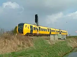 DM'90 3443 heeft zojuist Klarenbeek verlaten met de stoptrein van Zutphen naar Apeldoorn.