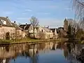 In het pand of op de grens van het erf bevindende stadsmuur(resten)