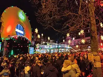 3FM Serious Request 2023 op de Grote Markt in Nijmegen. Op de achtergrond de Waag.