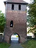 Vrijstaande klokkentoren van deze kerk