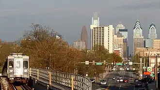 De metro met op de achtergrond de skyline van Philadelphia