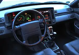 Cockpit van een Volvo 480 met airco en lederen bekleding (1995)