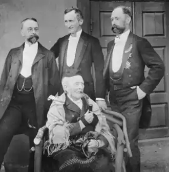 Ferdinand Julian Egeberg (uiterst rechts)