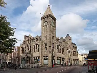 De Stammetsbrug met daarachter een monumentaal kantoorgebouw op de hoek van de Nobelstraat met de Drift