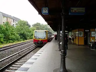 Perron met binnenkomende trein richting Oranienburg