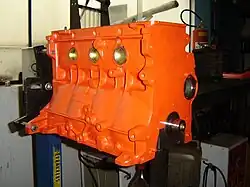 Cilinderblok met aan de onderkant het bovencarter met de krukas. Rechts de lagering van de laaggeplaatste nokkenas, links drie vriesdoppen.