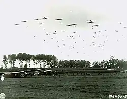 Parachuteaanval van de 82e Luchtlandingsdivisie nabij Grave (Nederland) tijdens Operatie Market Garden in 1944