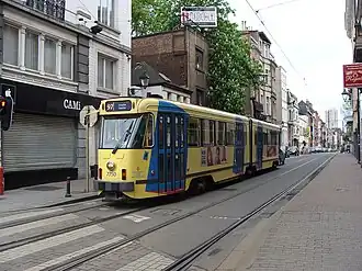 Tram 97 aan de halte Janson gelegen in de Morisstraat.