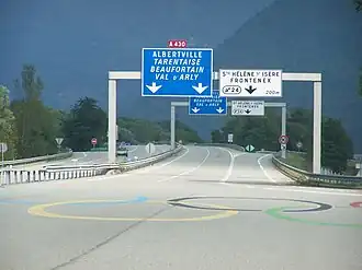 De A430 richting Albertville met de Olympische ringen