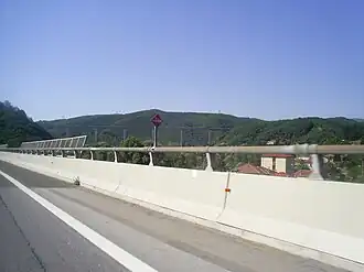 De A6 naar het zuiden bij Carcare, op de achtergrondhet viaduct voor het verkeer naar het noorden