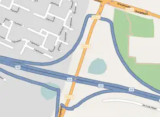 De erg ruim opgezette afrit 4 van de A9. Aan de wateren is goed te zien dat knooppunt Ouderkerk aan de Amstel hier gepland was.