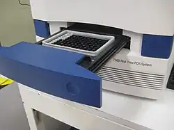 Een klassieke qPCR-machine van Applied Biosciences met geopende lade