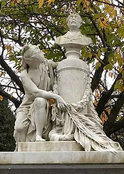 Praalgraf in wit marmer, kerkhof te LAken.