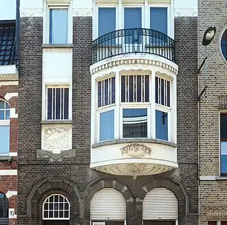 Gevel van zijn eigen residentie.