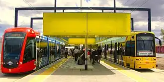 Beiden typen trams bij nieuwe eindpunt in Adelaide bij Entertainment Centre