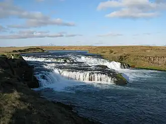 De Ægissíðufoss. Op de achtergrond is de Hekla te zien.