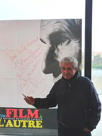 Claude Lelouch voor een poster van de documentaire