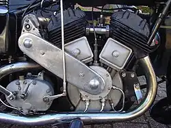 In de jaren dertig gingen de motoren en motorblokken van AJS en Matchless door badge-engineering erg op elkaar lijken. Dit is het blok van de AJS 25/2 uit 1935...