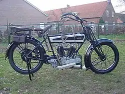 Het AJS Model D uit 1915 heeft het "AJS Scientific Frame", dat uitsluitend uit rechte buizen bestond
