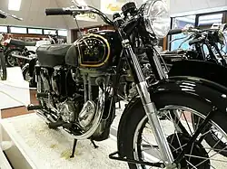 Het zustermodel AJS Model 16MS uit 1953 heeft nog halve naaf-trommelremmen.