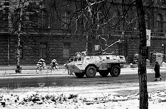 Een APC van UNPROFOR bij het presidentieel paleis in Sarajevo in maart 1993.