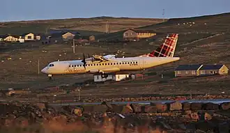 Een ATR 72 van Logonair tijdens de landing op Sumburgh Airport op de Shetlandeilanden in november 2020