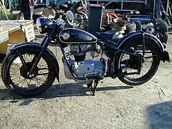 De AWO 425, die te herkennen was aan het zweefzadel en de plunjervering, kreeg (waarschijnlijk na het verschijnen van de "Sport") de aanvulling "T" of "Touring"