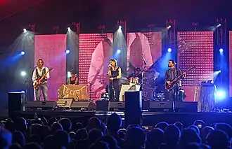 A Camp tijdens een optreden in 2009